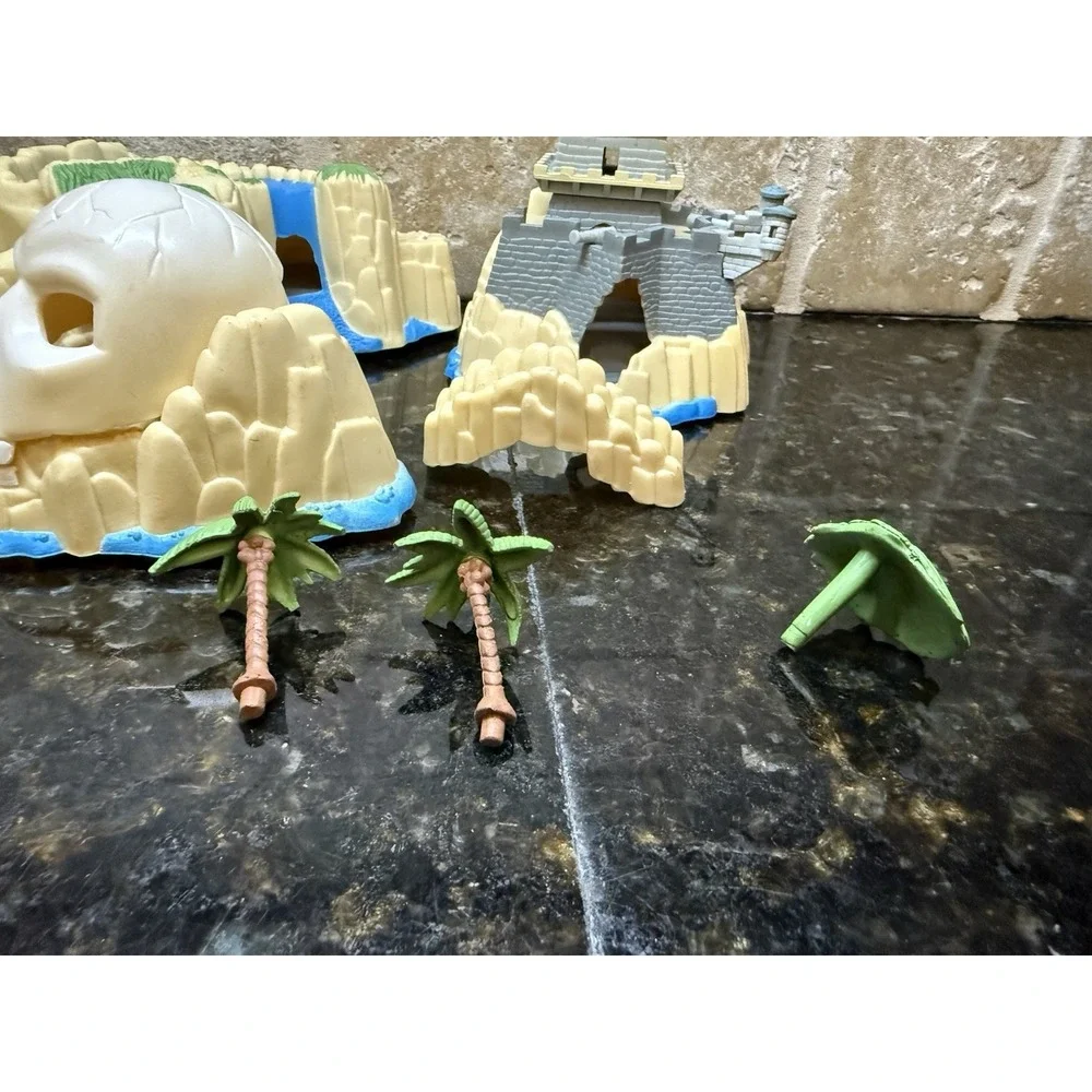 VTG Micro Machines Exploration Lost Treasure Lagoon Playset Skull‎ Island